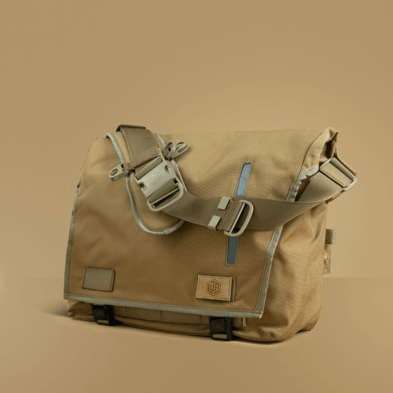 Life Behind Bars, Life Behind Bars The Echelon (M) 32L Messenger - Desert